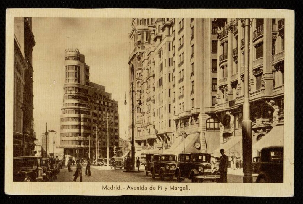 Miniatura de Avenida de Pi y Margall (y vista del edificio Capitol)