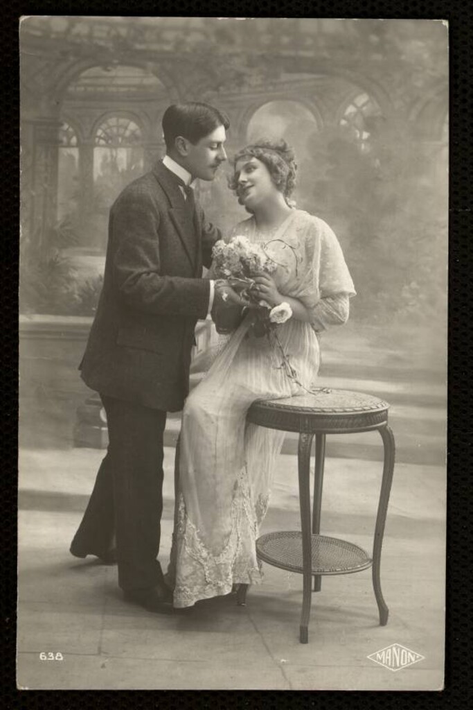 Miniatura de Pareja de enamorados con ramillete de flores