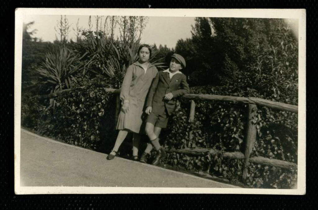 Miniatura de Fotografía de un niño y una niña en el Retiro