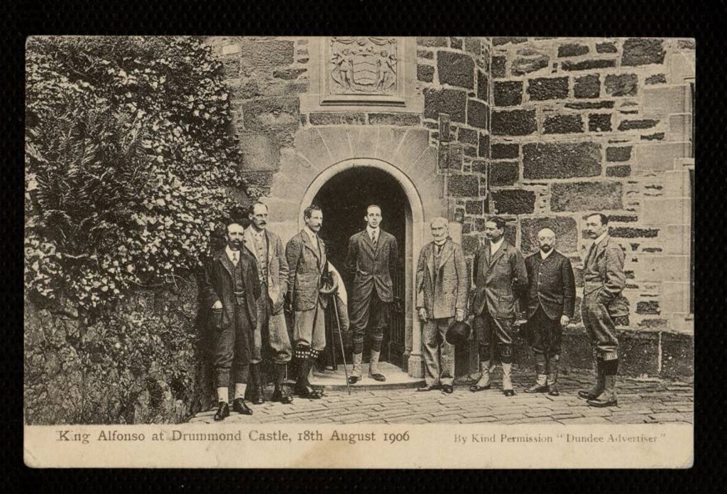 Miniatura de King Alfonso at Drummond Castle, 18th august 1906