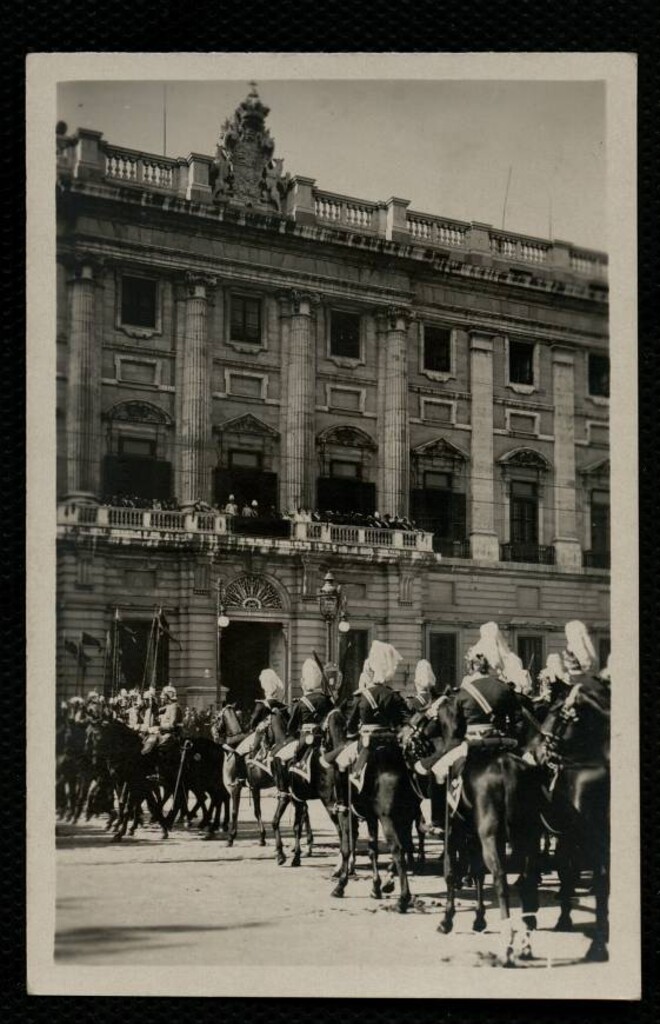 Miniatura de Parada militar ante el Palacio Real