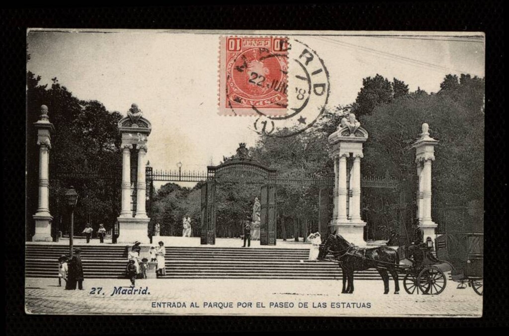 Miniatura de Entrada al Parque por el Paseo de las Estatuas