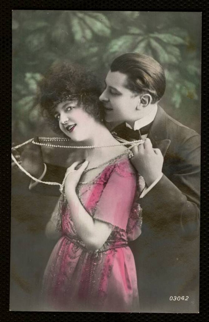 Miniatura de Pareja con collar de perlas