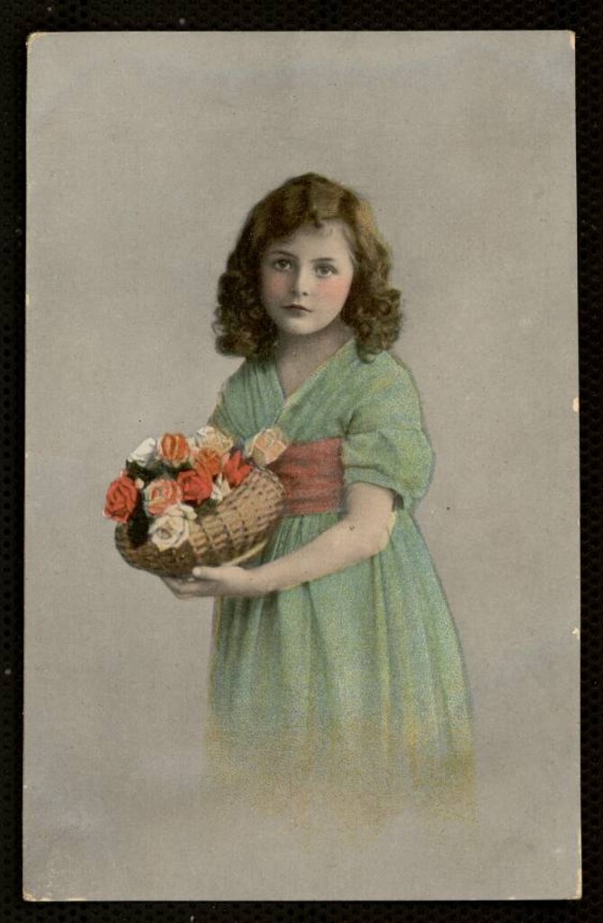 Miniatura de Niña con flores