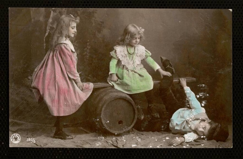 Miniatura de Tres niños columpiándose