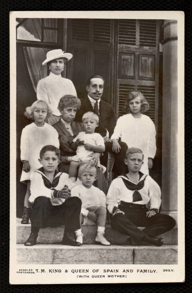Miniatura de T. M. King and Queen of Spain and family