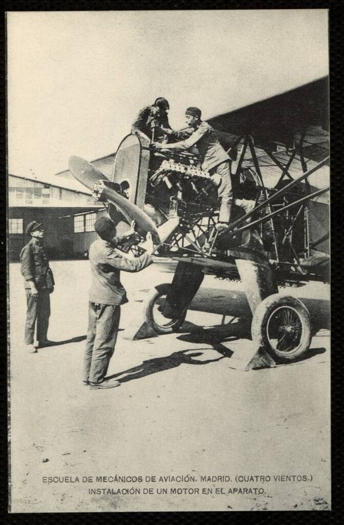 Miniatura de Escuela de mecánicos de aviación. Madrid (Cuatro Vientos) instalación de un motor en el aparato