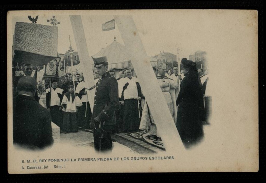 Miniatura de S. M. El Rey poniendo la primera piedra de los Grupos Escolares