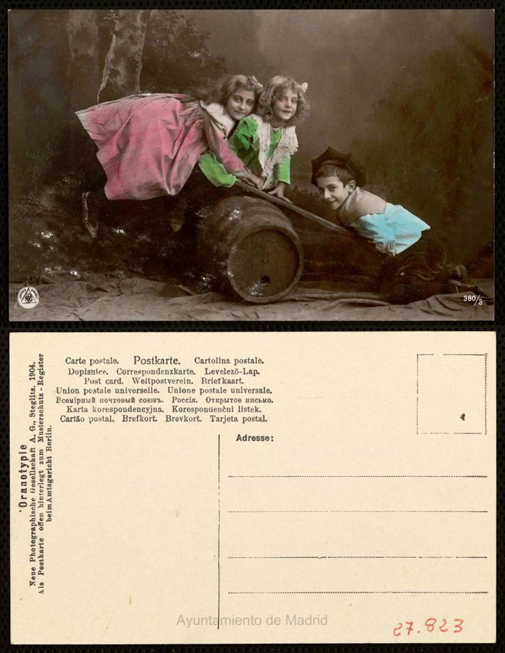 Miniatura de Tres niños conlumpiándose [sic]