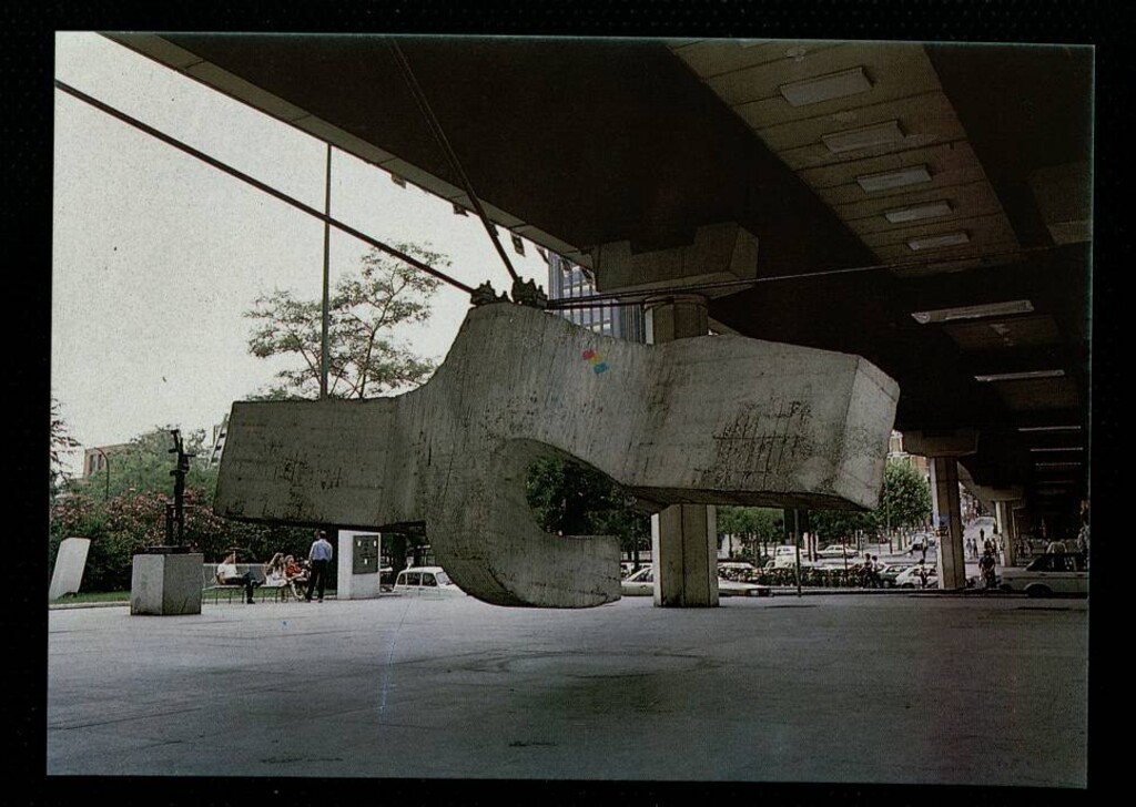 Miniatura de Lugar de encuentros III o La sirena varada, de Eduardo Chillida
