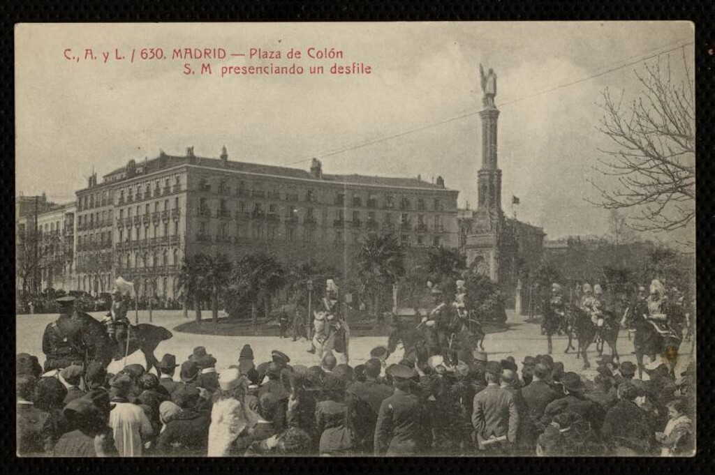 Miniatura de Alfonso XIII presenciando un desfile en la plaza de Colón