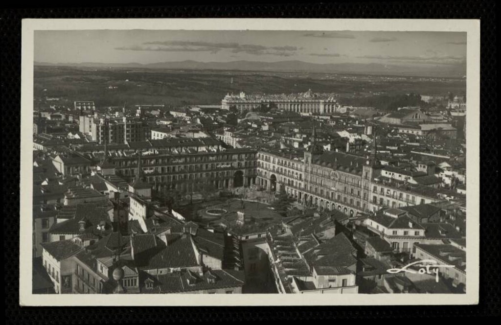 Miniatura de Vista panorámica de la Plaza Mayor y Palacio Real