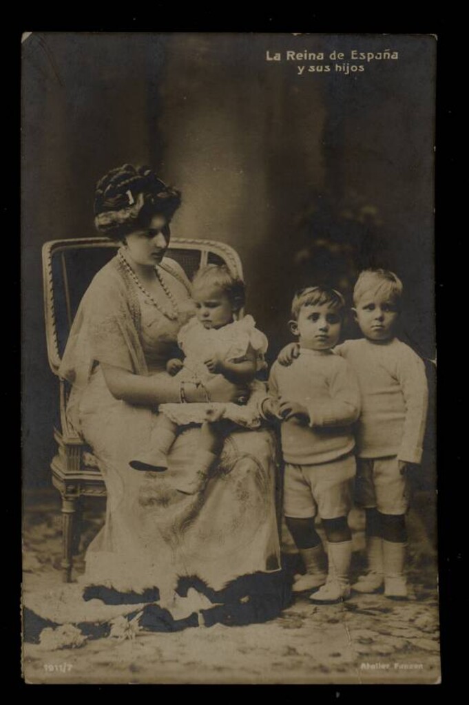 Miniatura de La Reina de España y sus hijos