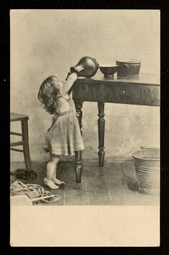 Miniatura de Niña metiendo la mano en una jarra