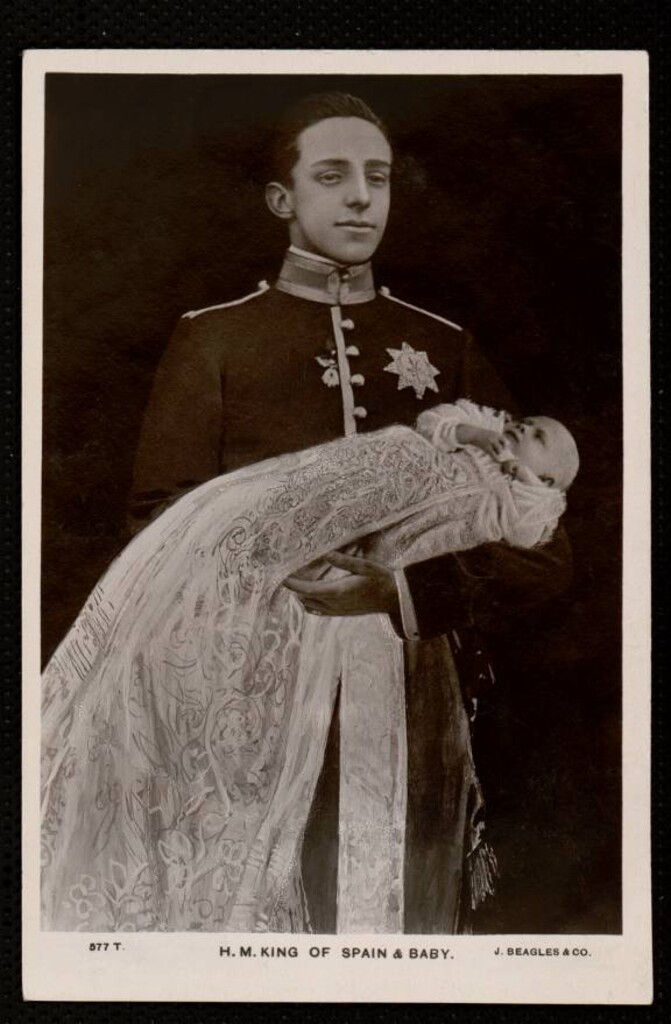 Miniatura de H. M. King of Spain and baby
