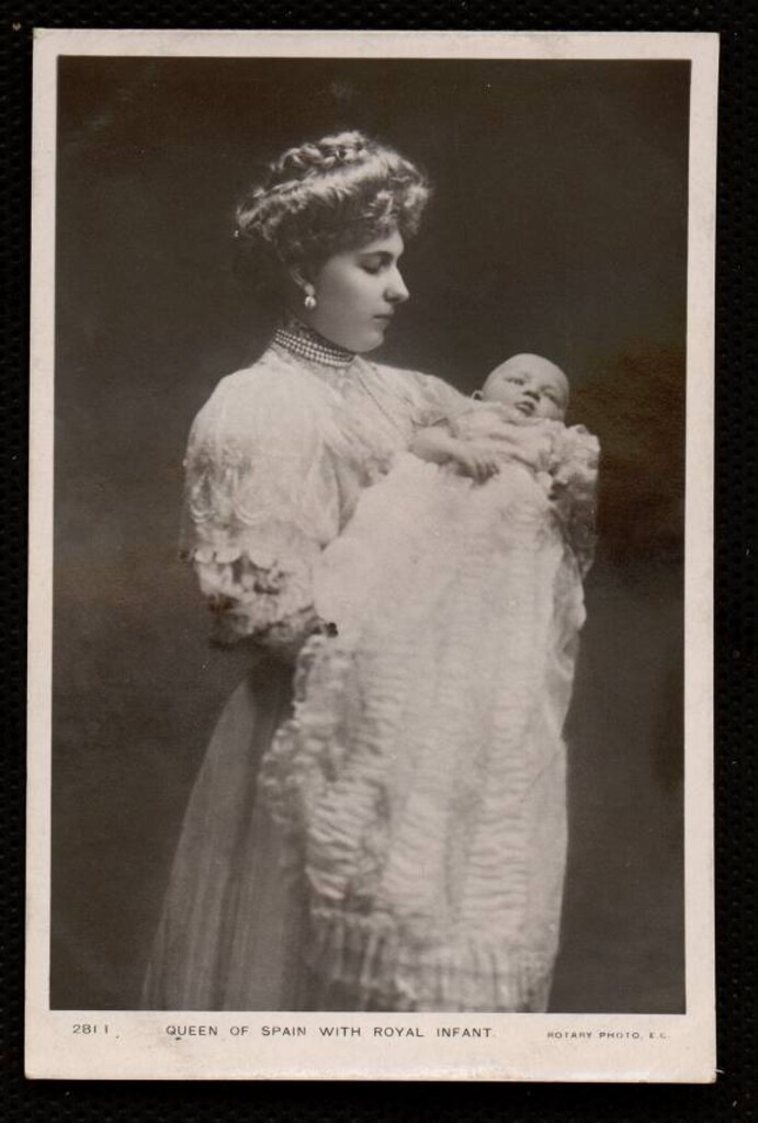 Miniatura de Queen of Spain with Royal Infant