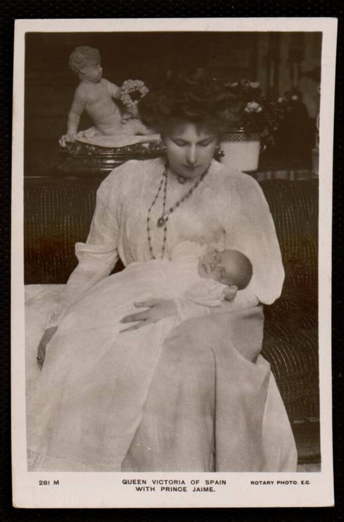 Miniatura de Queen Victoria of Spain with the Prince Jaime