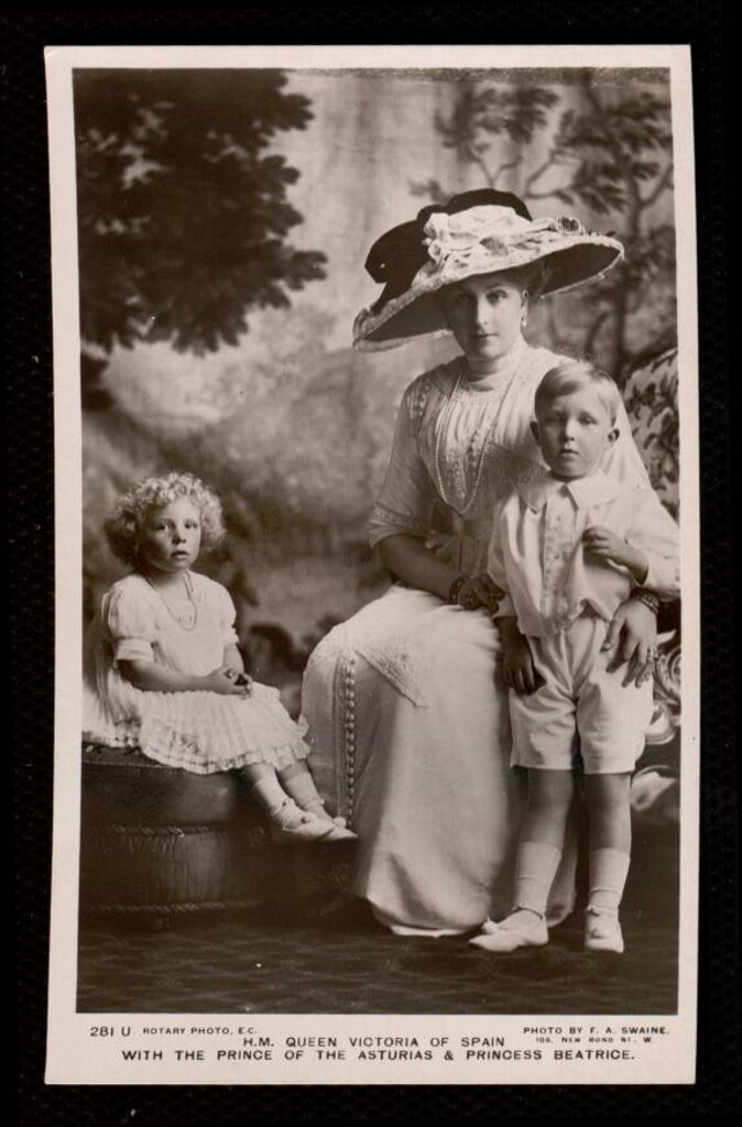 Miniatura de H. M. Queen Victoria of Spain with the Prince of the Asturias & Princess Beatrice