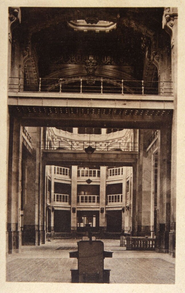 Miniatura de Palacio de Comunicaciones. Vista de los halls laterales de servicio público de Correos