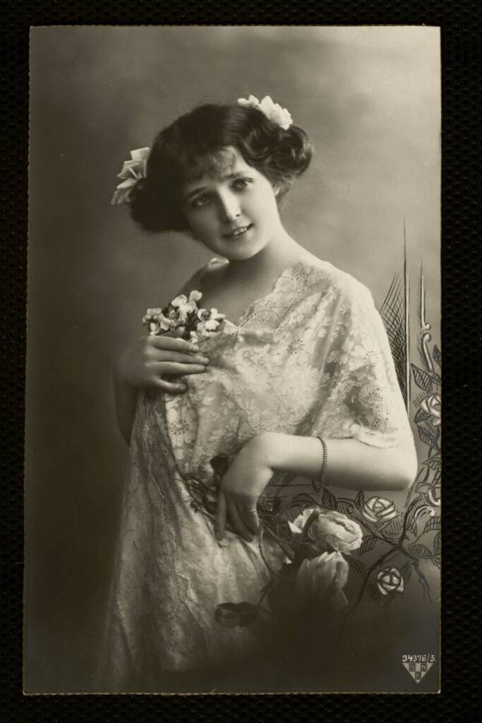 Miniatura de Figura femenina vestida con mantilla