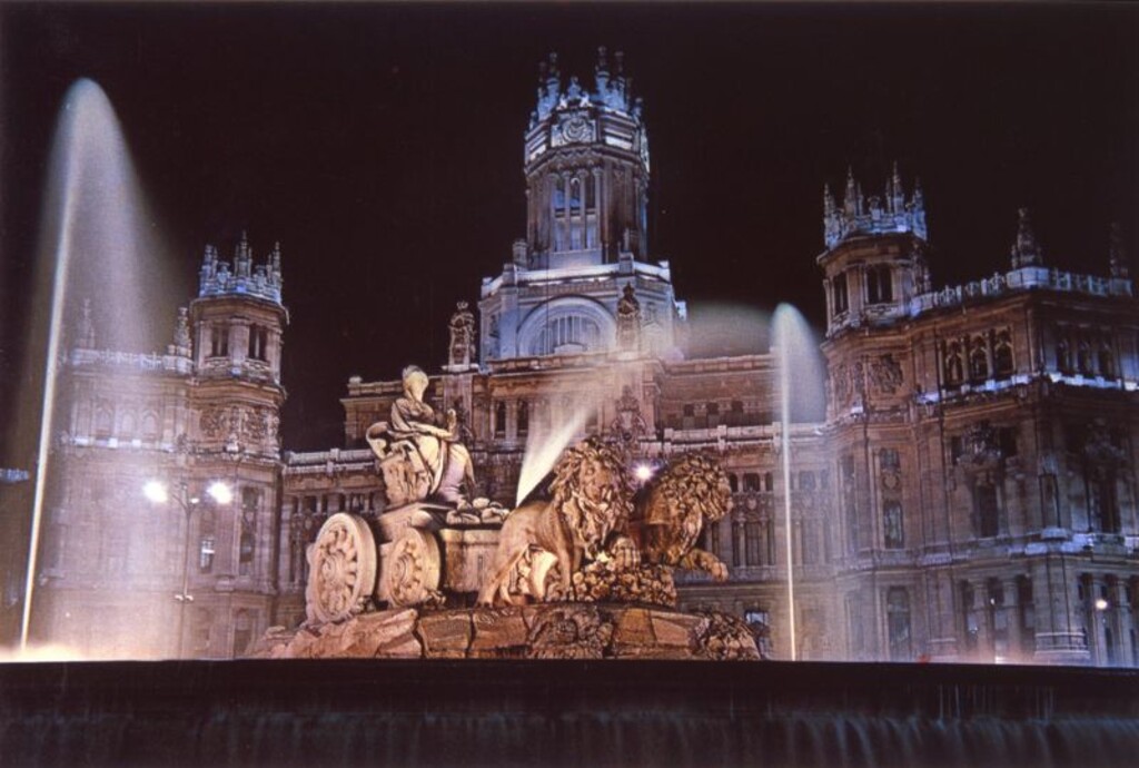 Miniatura de Aspecto nocturno de la Fuente de Cibeles y Palacio de Comunicaciones