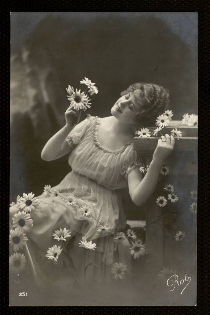 Miniatura de Figura femenina con margaritas