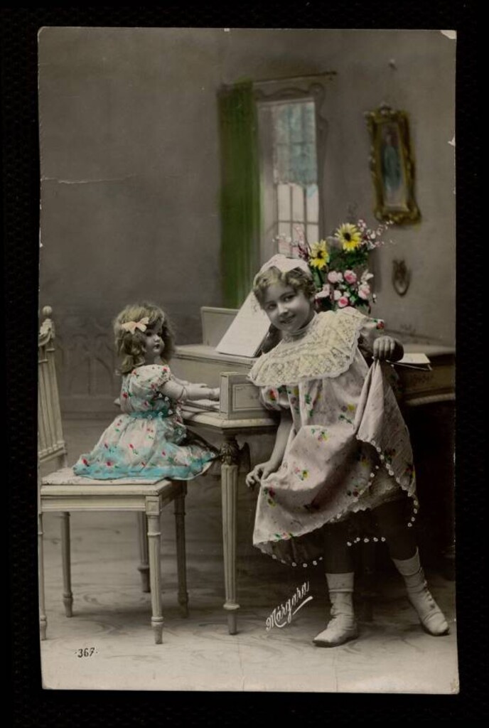 Miniatura de Niña con muñeca al piano