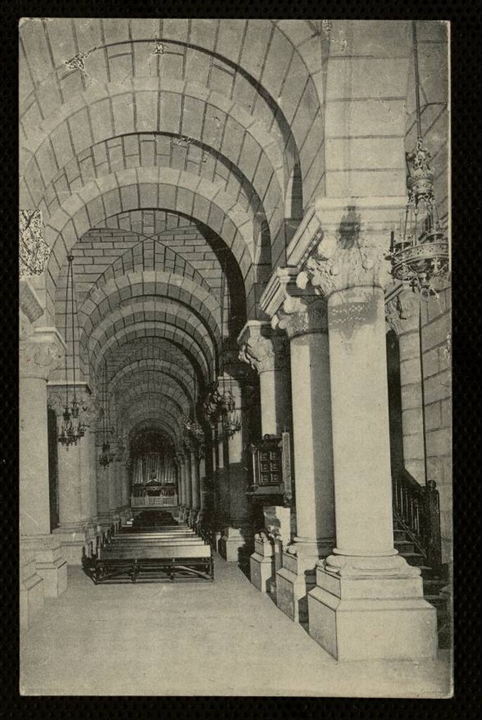 Miniatura de Catedral de la Almudena. Cripta. Nave central hacia el órgano