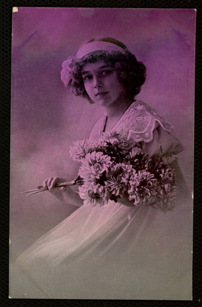 Miniatura de Figura femenina con ramo de flores