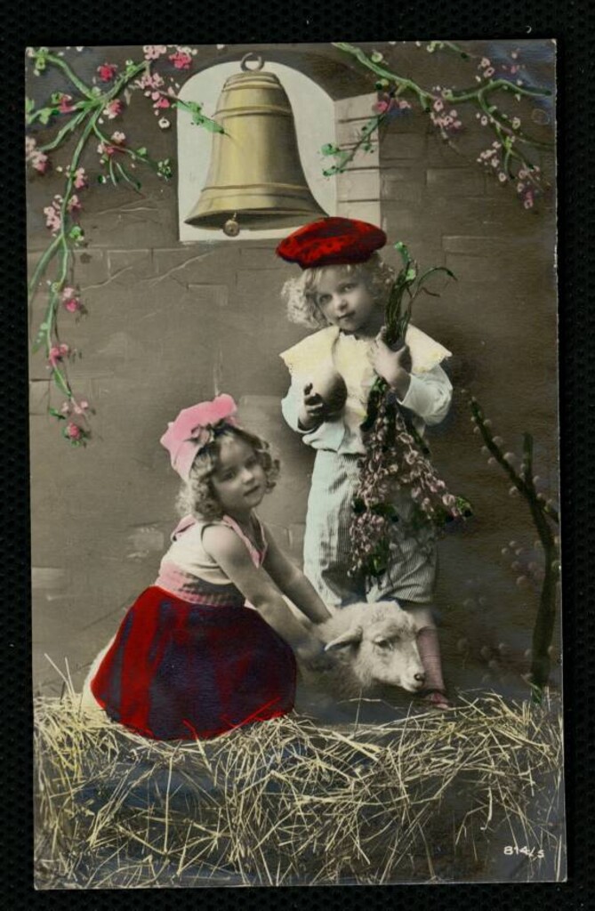 Miniatura de Niños con huevo de avestruz y flores