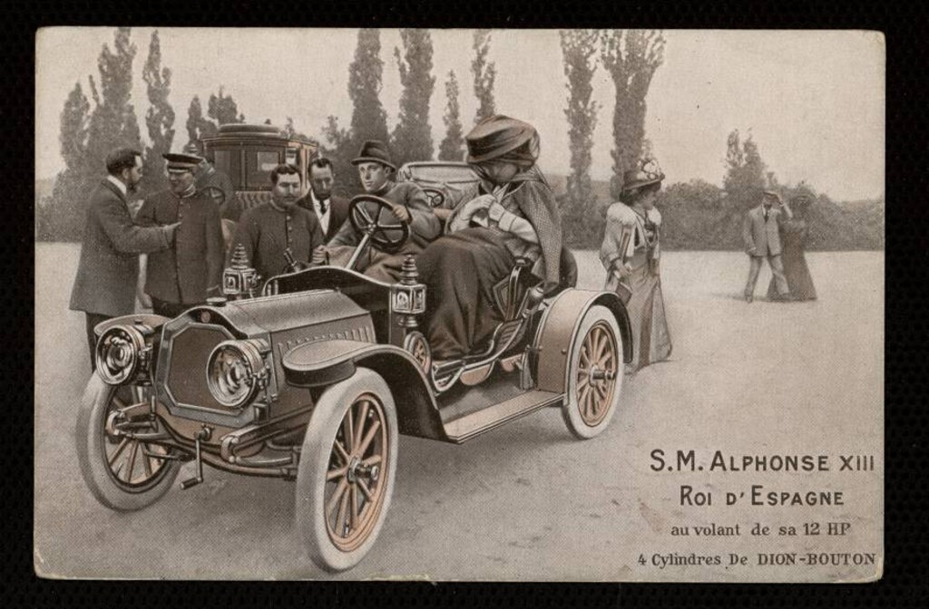 Miniatura de Alfonso XIII al volante de un automovil 4 cilindros de Dion-Bouton
