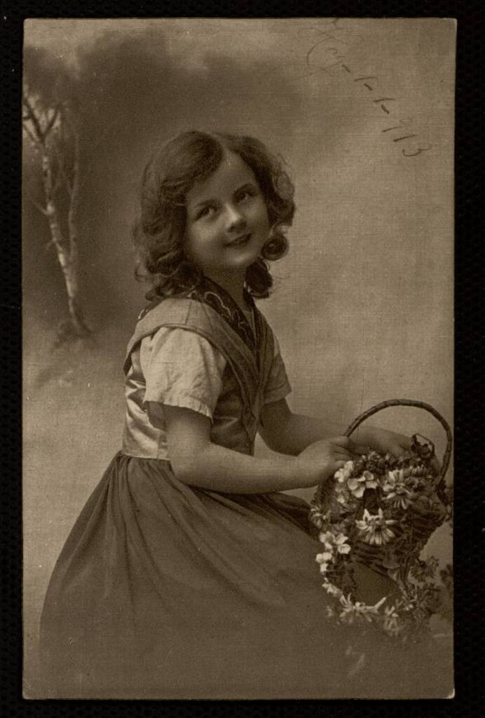 Miniatura de Niña con canastillo de flores
