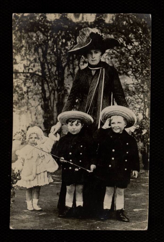 Miniatura de La Reina Victoria Eugenia y sus tres hijos