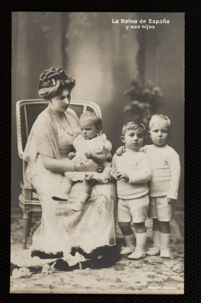 Miniatura de La Reina de España y sus hijos