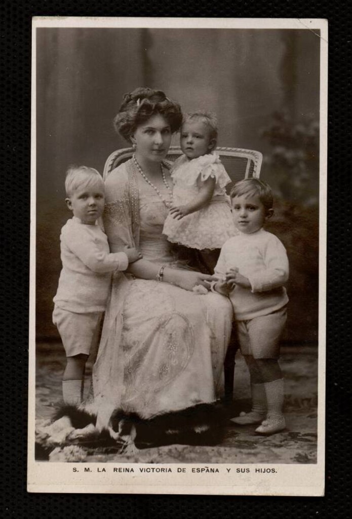 Miniatura de S.M. la reina Victoria de España y sus hijos