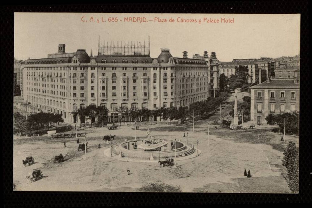 Miniatura de Plaza de Cánovas y hotel Palace