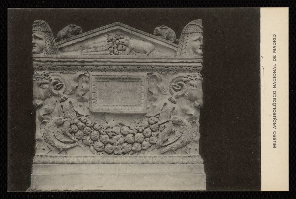 Miniatura de Museo Arqueológico Nacional de Madrid - Urna cineraria romana de mármol depositada por la Real Academia de San Fernando