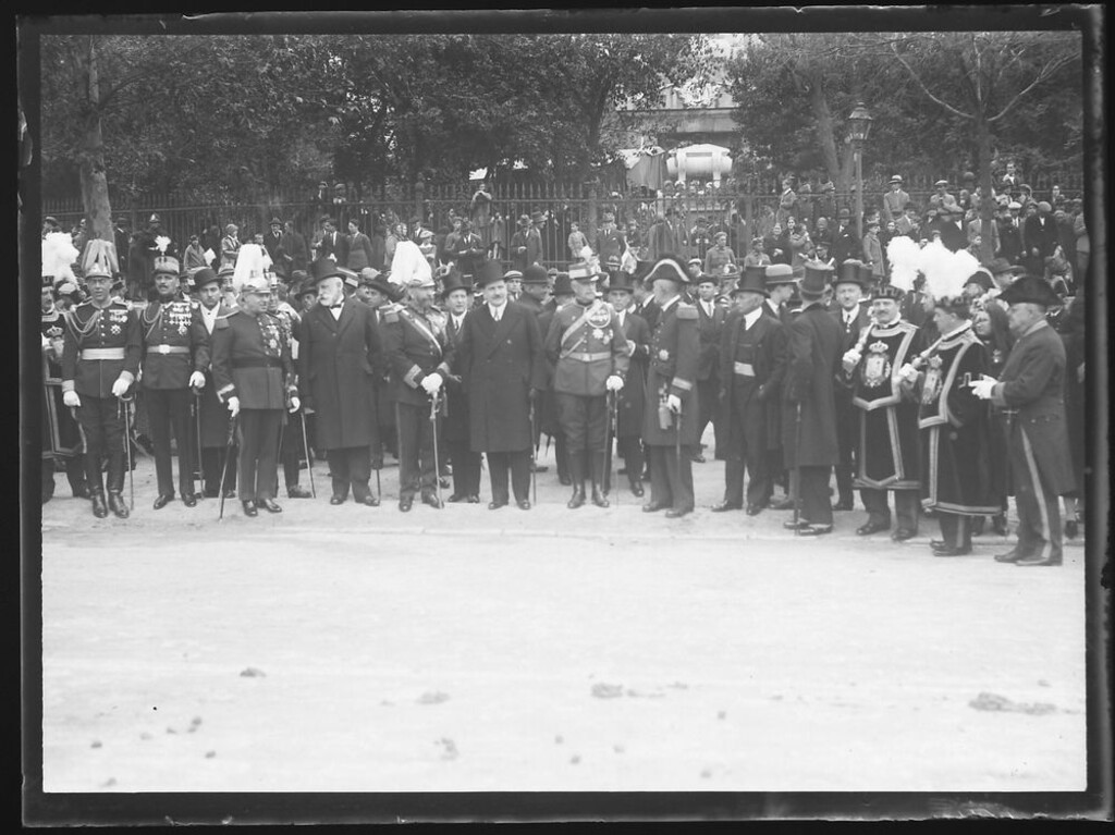 Miniatura de El alcalde J.M. Aristizábal y otras autoridades delante del monumento a la memoria de los mártires, en la conmemoración del Dos de Mayo.