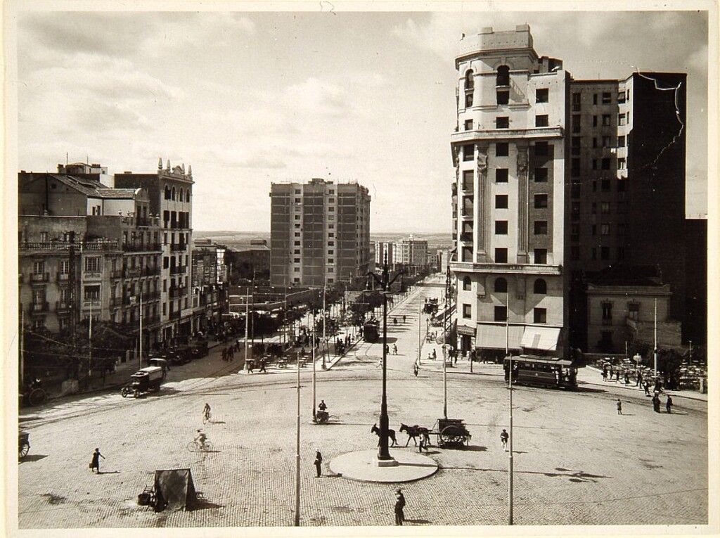 Miniatura de Glorieta de Cuatro Caminos hacia la avenida de Reina Victoria
