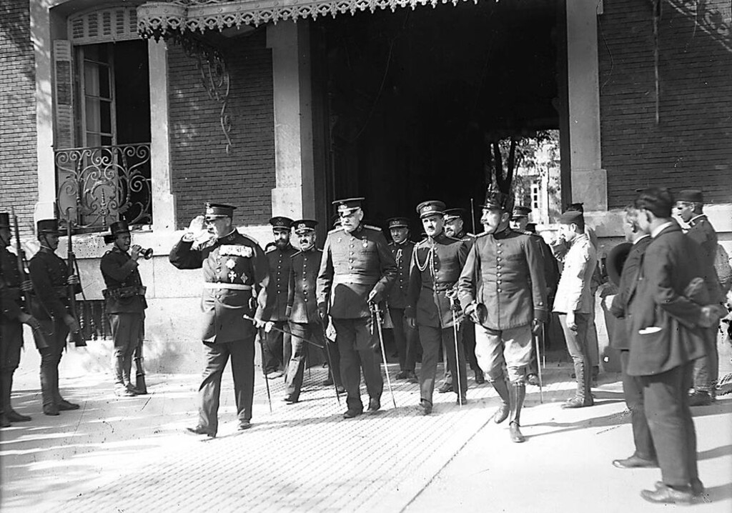 Miniatura de Visita del príncipe Luis Fernando de Baviera al Hospital Militar de Carabanchel