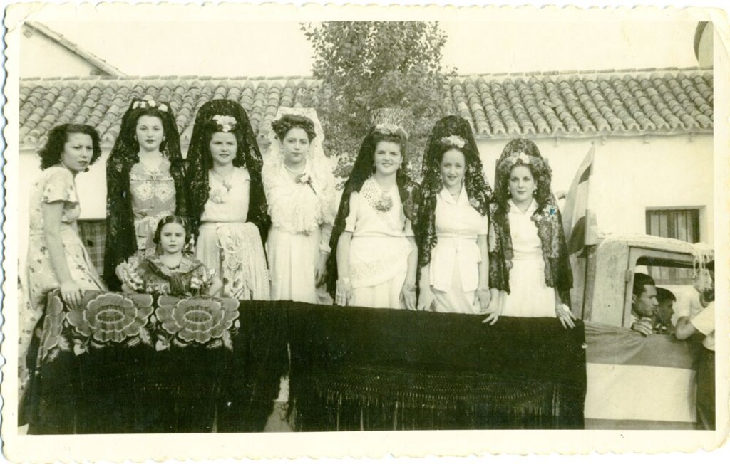 Miniatura de Muchachas camino a la Plaza de Toros de Vista Alegre