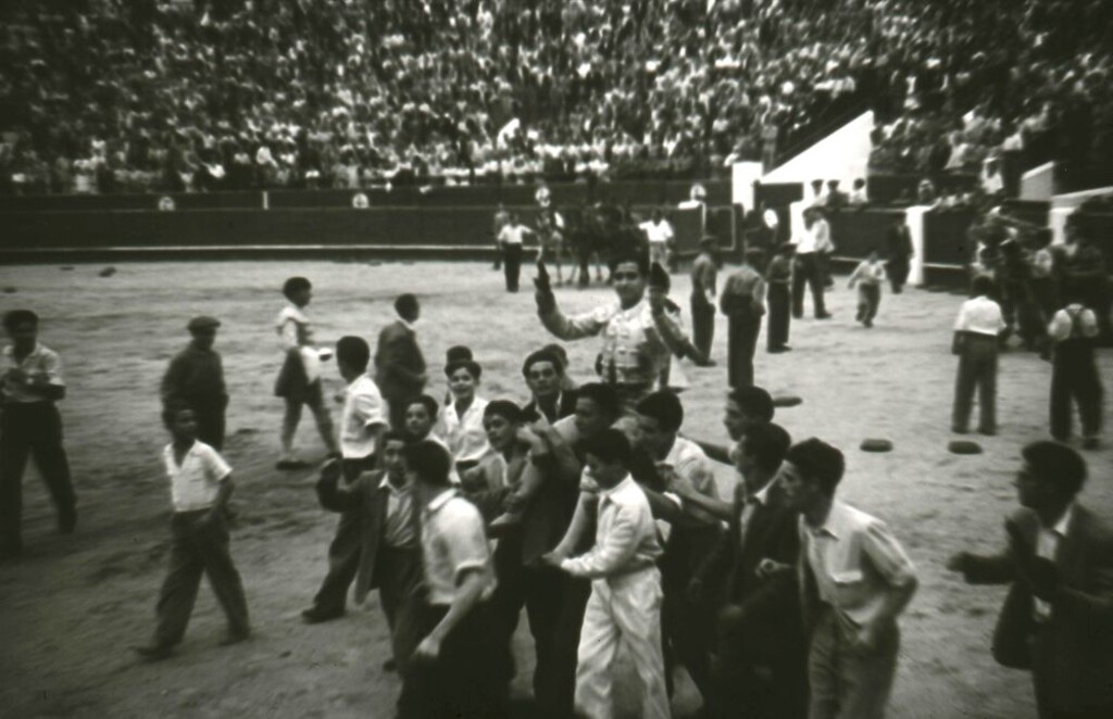 Miniatura de Joselito es llevado a hombros por el ruedo de la plaza de toros de Vista Alegre