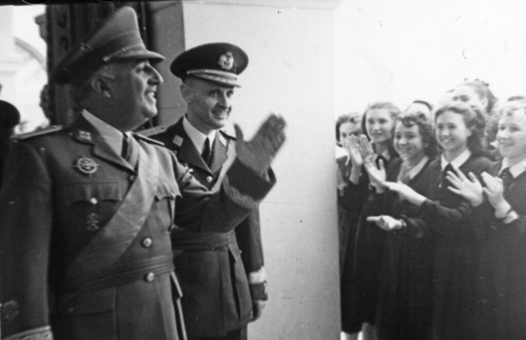 Miniatura de Francisco Franco en la inauguración del orfanato de Carabanchel