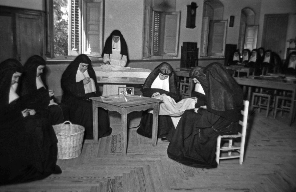 Miniatura de Monjas Carmelitas haciendo labores