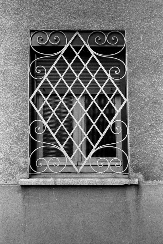 Miniatura de Ventana con reja de hierro