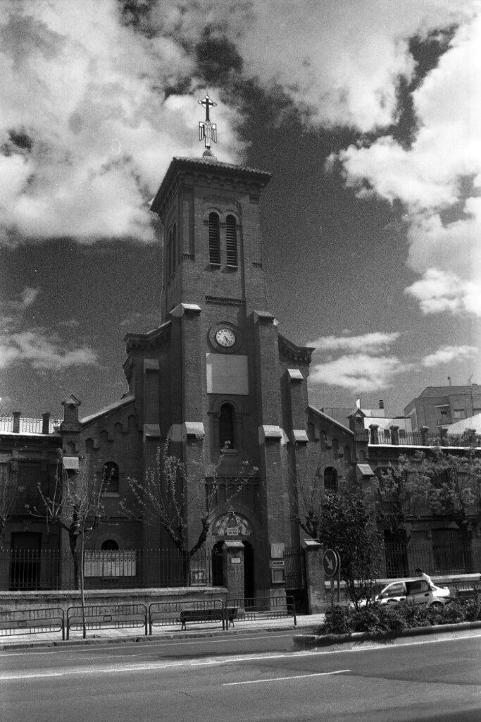 Miniatura de Iglesia de San Miguel en Carabanchel