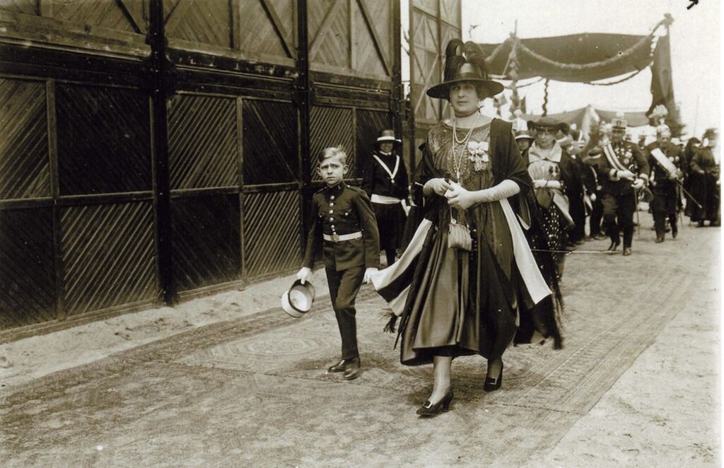 Miniatura de Victoria Eugenia junto al Infante Don Juan, en los cuarteles de Carabanchel.