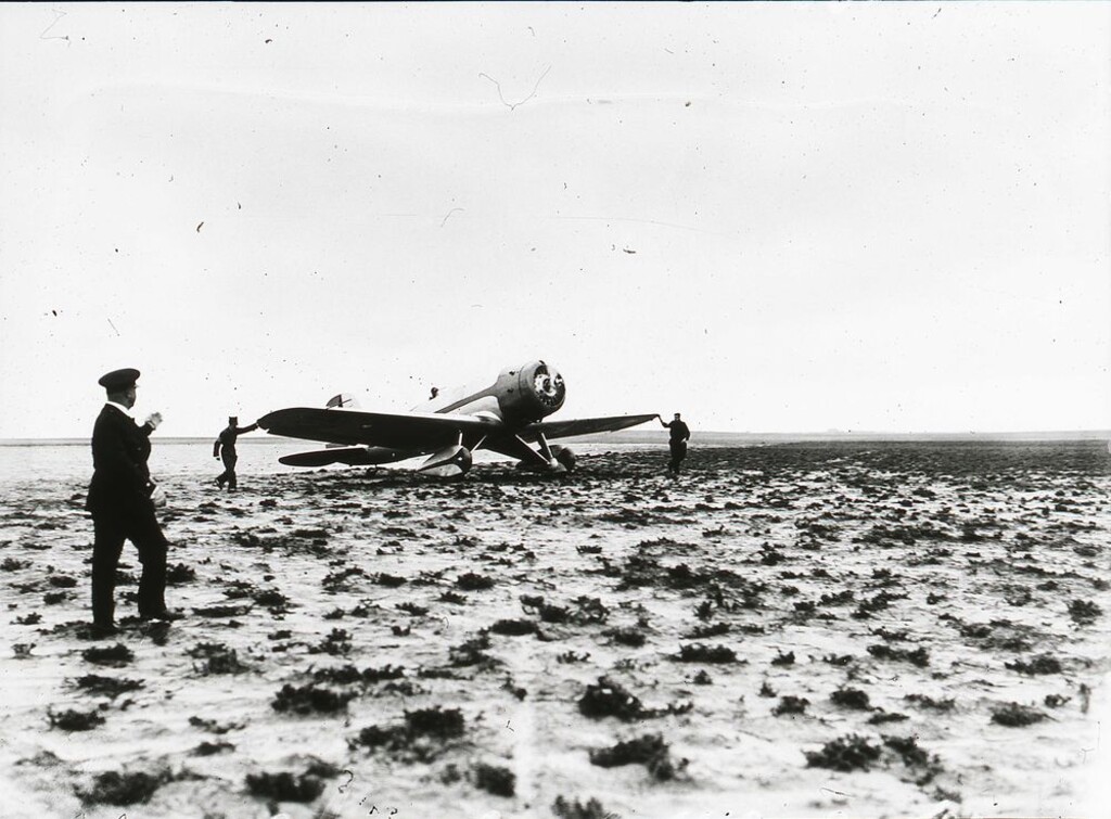 Miniatura de Antonio Menéndez Peláez pilotando un aeroplano