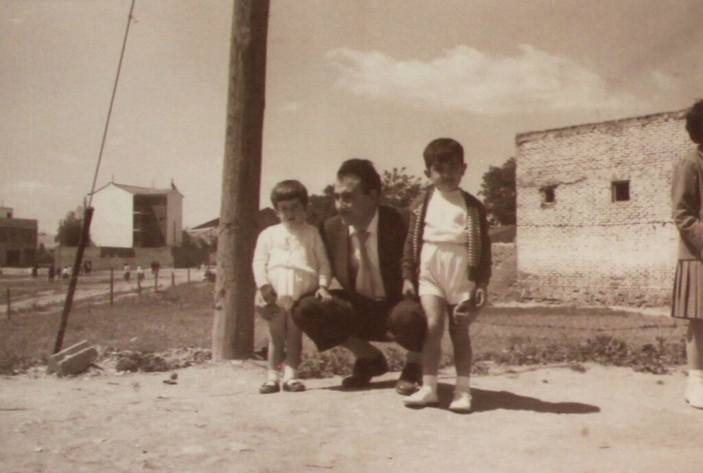 Miniatura de Hombre con dos niños