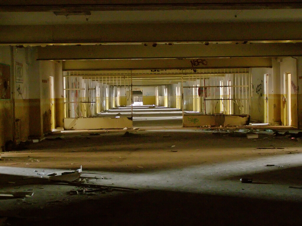 Miniatura de Pasillo de una de las galerías de la Cárcel de Carabanchel
